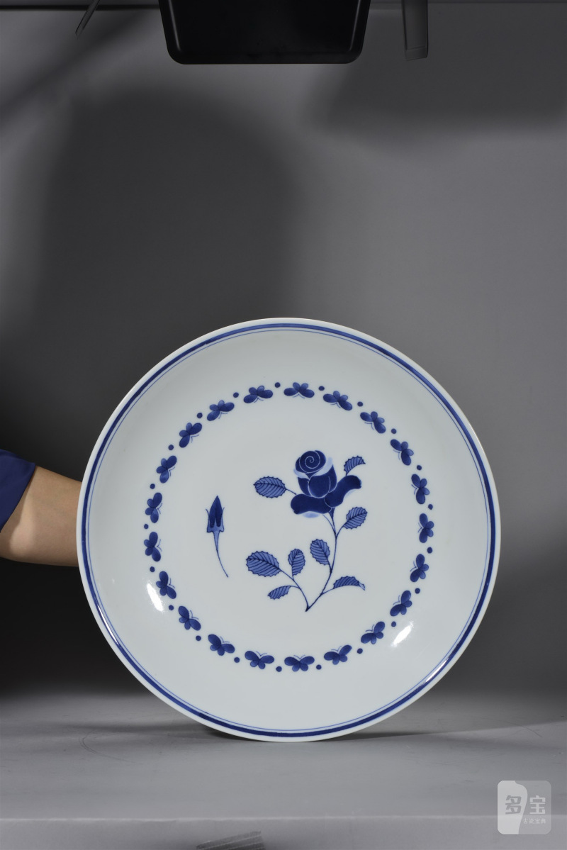 近现代 景德镇陶研所青花蝶恋花大盘 - 图2